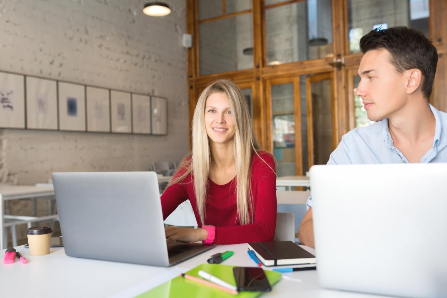 Salle de formation équipée avec postes informatiques et écran de projection