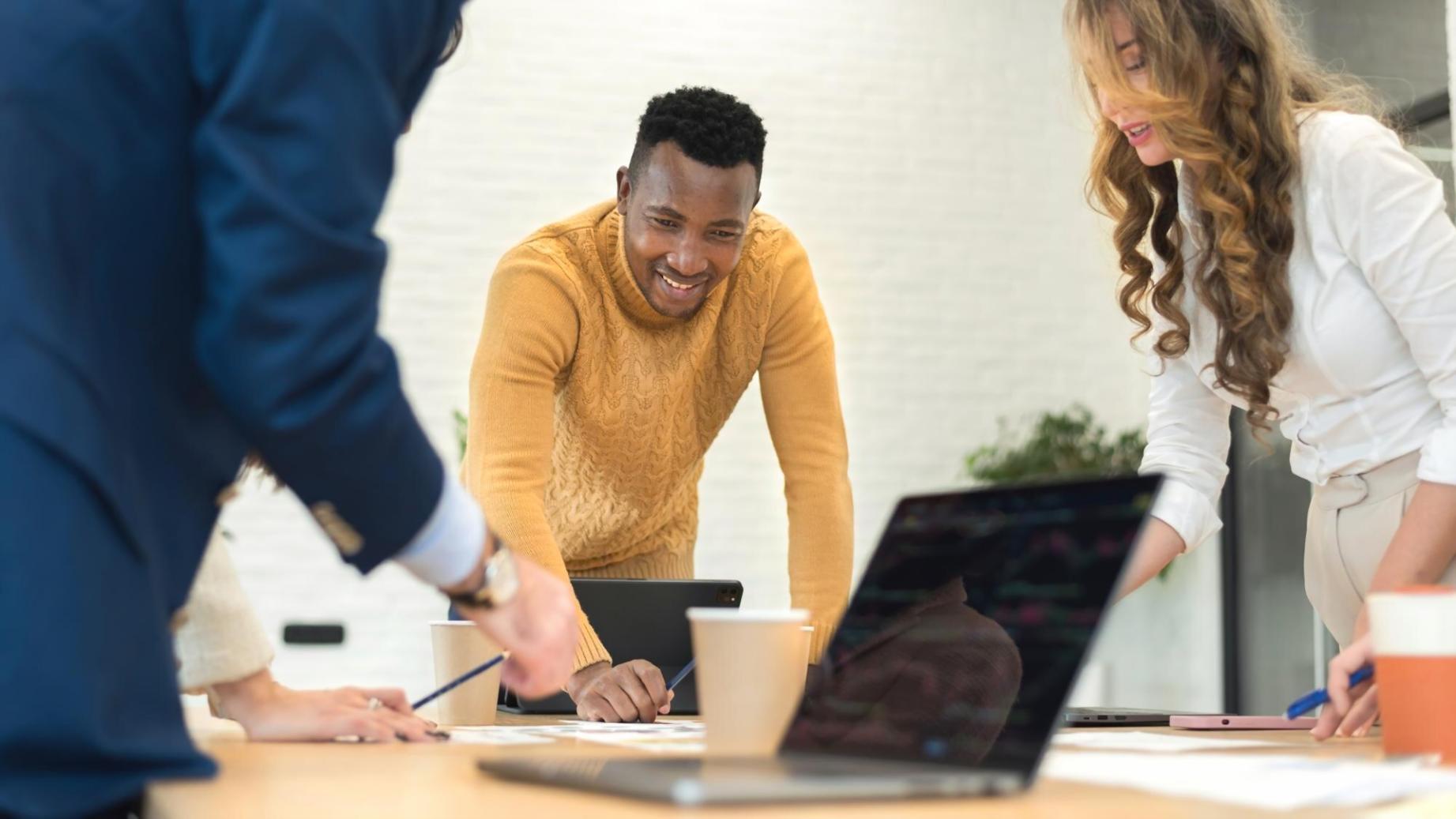Espace de travail moderne avec documents et outils numériques pour la gestion financière